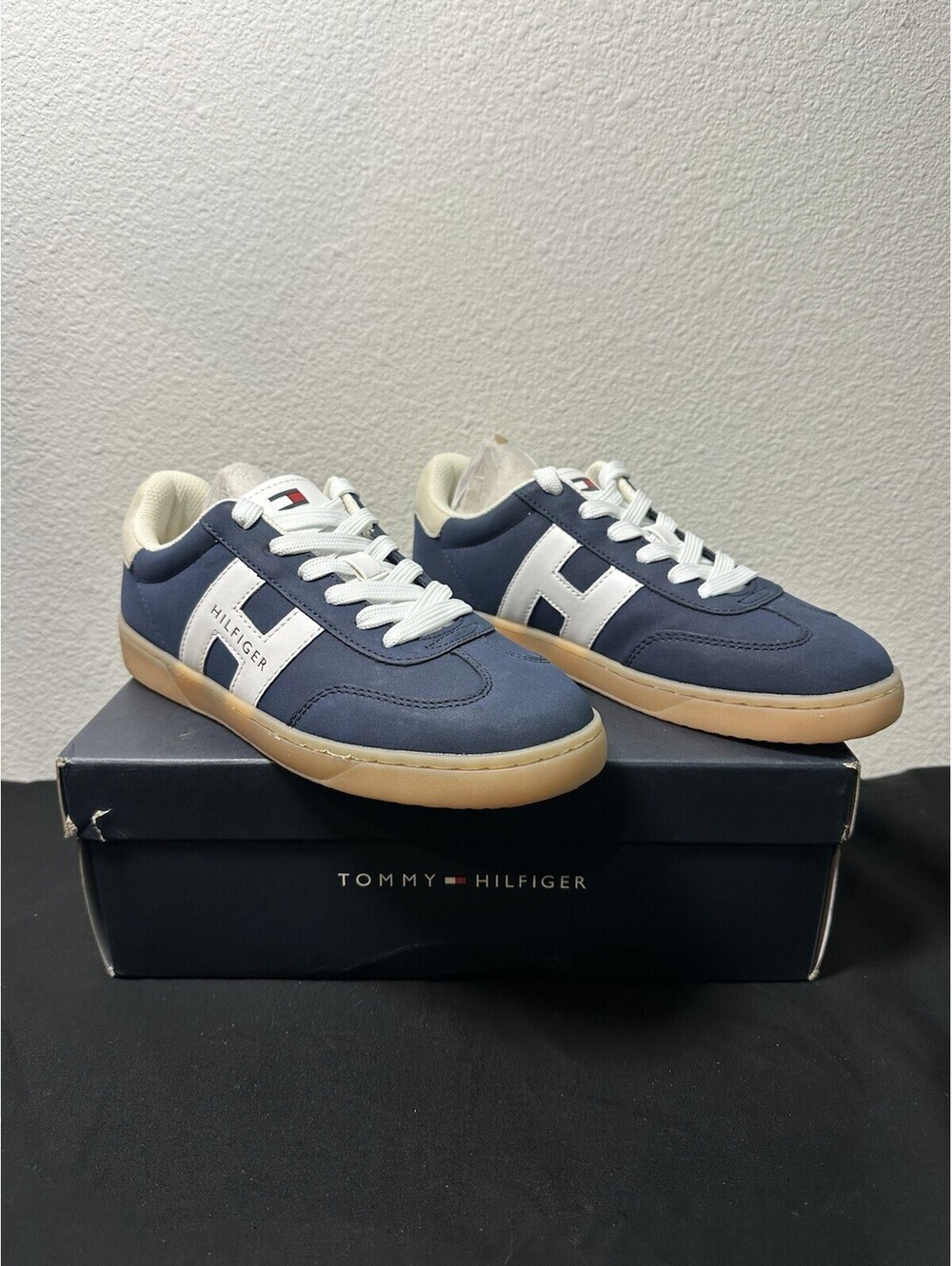Tommy Hilfiger Women’s Maisie Sneakers Navy White Lace-Up Low Profile 6 New
